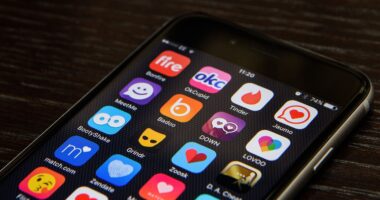 How to Plan a Fun Group Outing: Ideas for Friends and Family Traveling Solo? Here’s How to Use Dating Apps to Meet New People